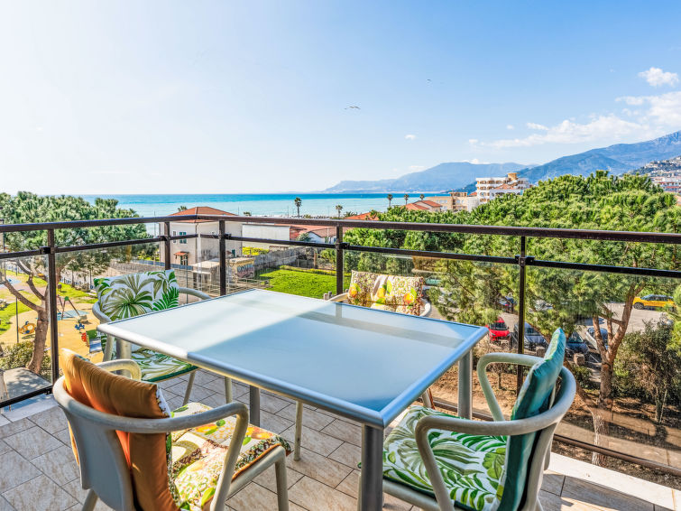 Op 1 km van centrum: ruim appartement aan zee in Ventimiglia in Ventimiglia
