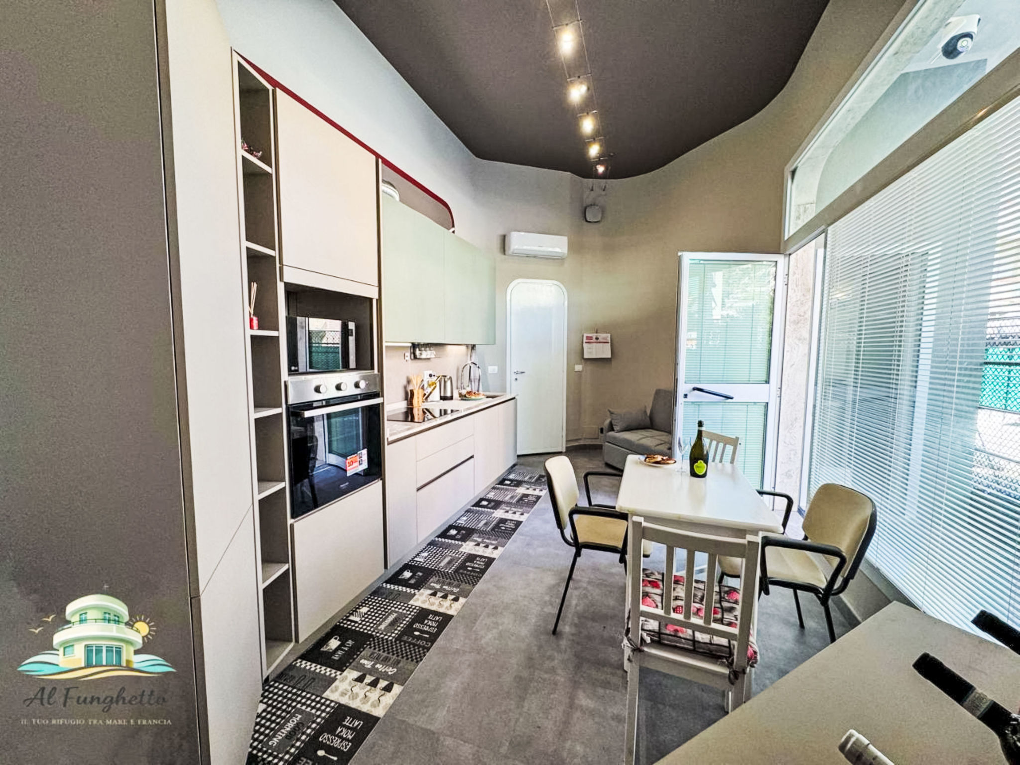 "Il Funghetto", appartement 2-kamers 80 m2, op de begane grond. Modern en smaakvol ingericht: woon-/eetkamer met 1 divanbed (120 cm, lengte 200 cm). Uitgang naar het terras. Kookhoek (oven, afwasmachi..
