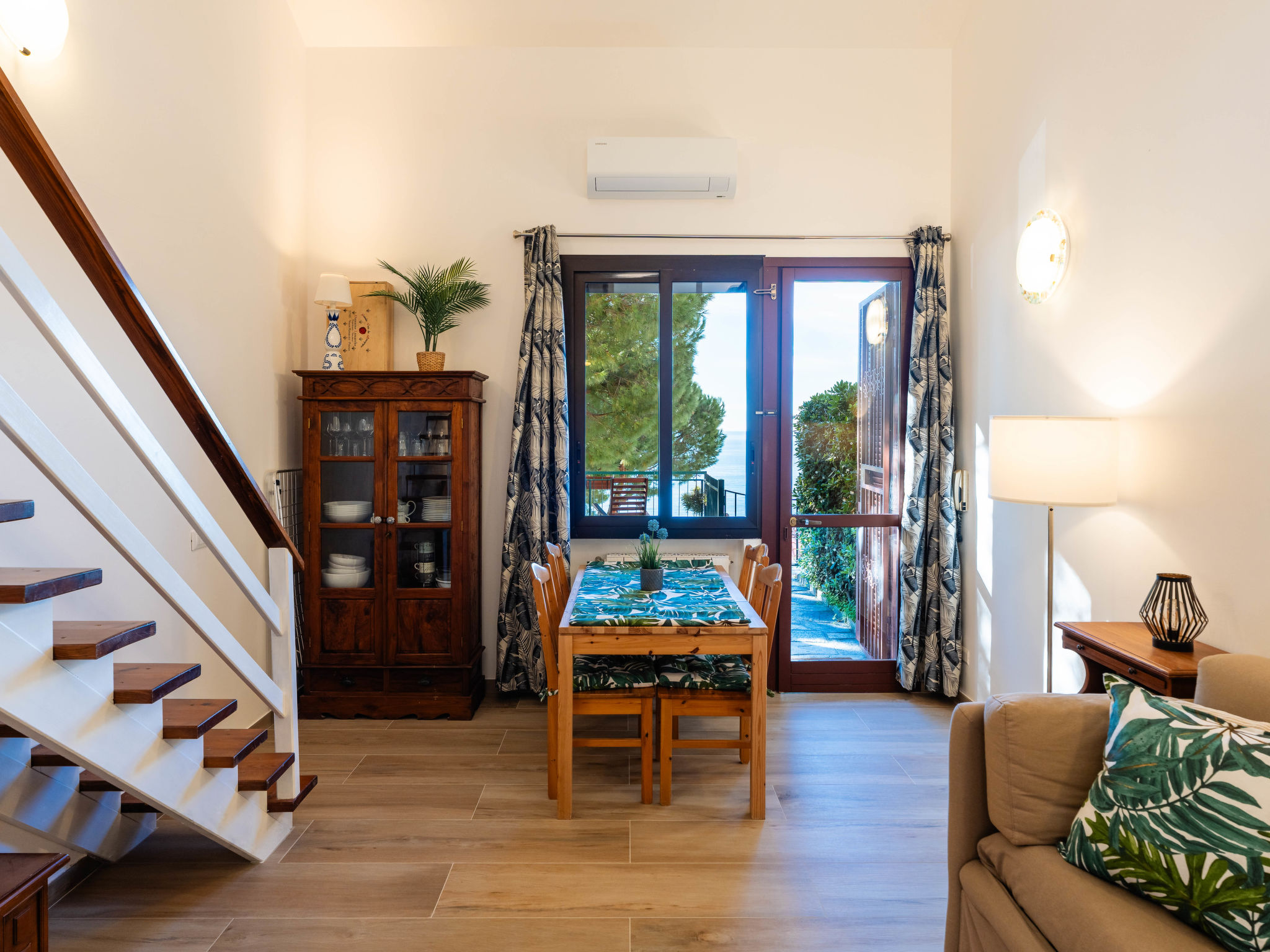 Beautiful Seaview-Binnen