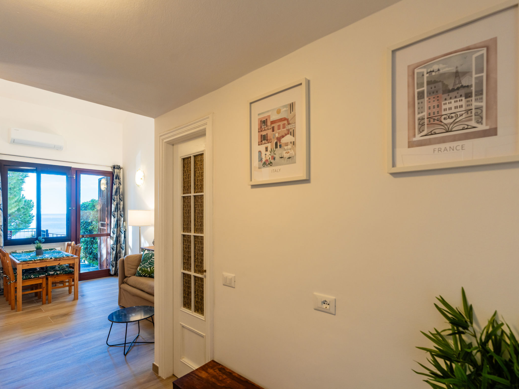 Beautiful Seaview-Binnen