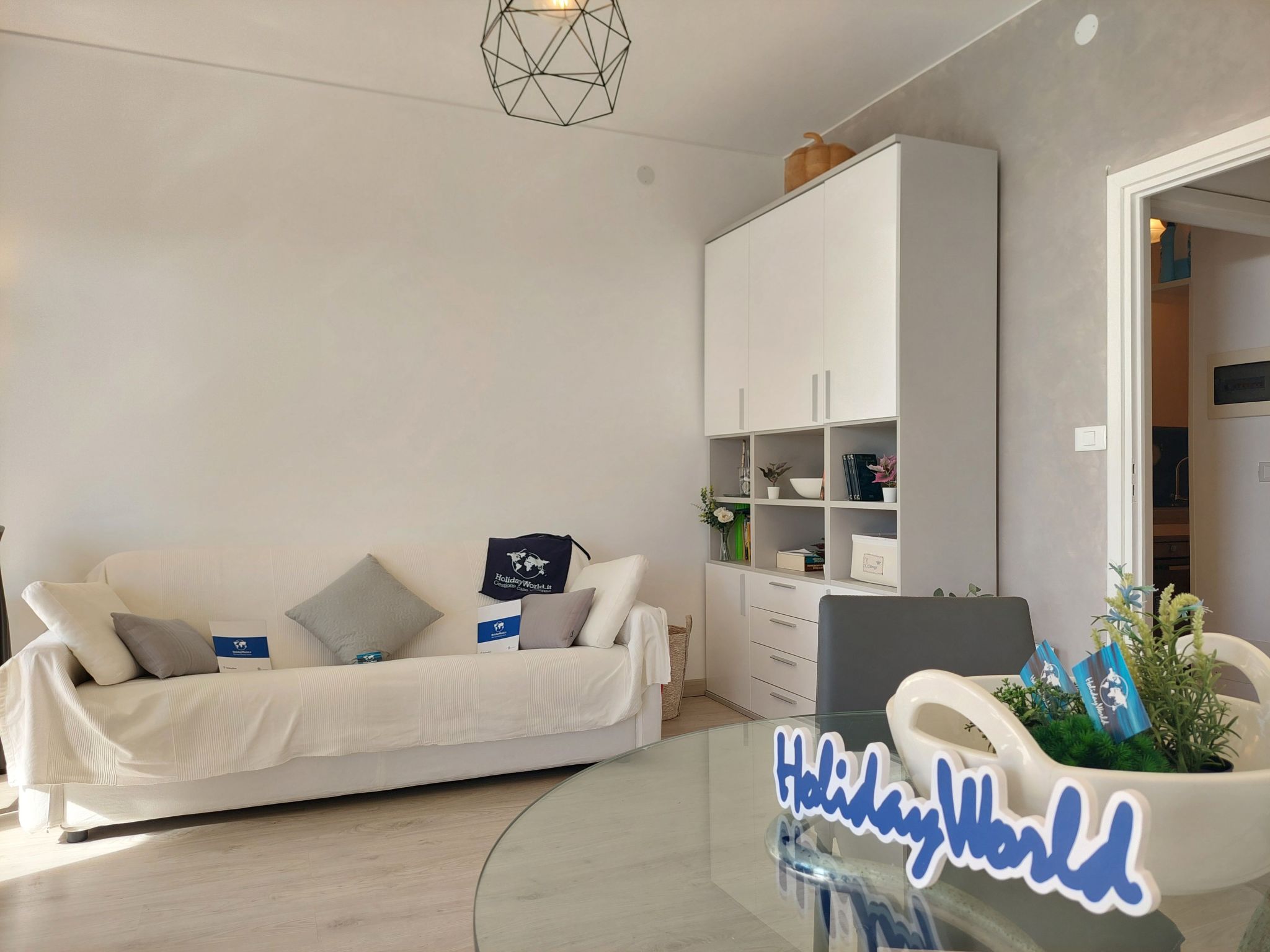 Seaside Heritage Retreat by Holiday World-Binnen