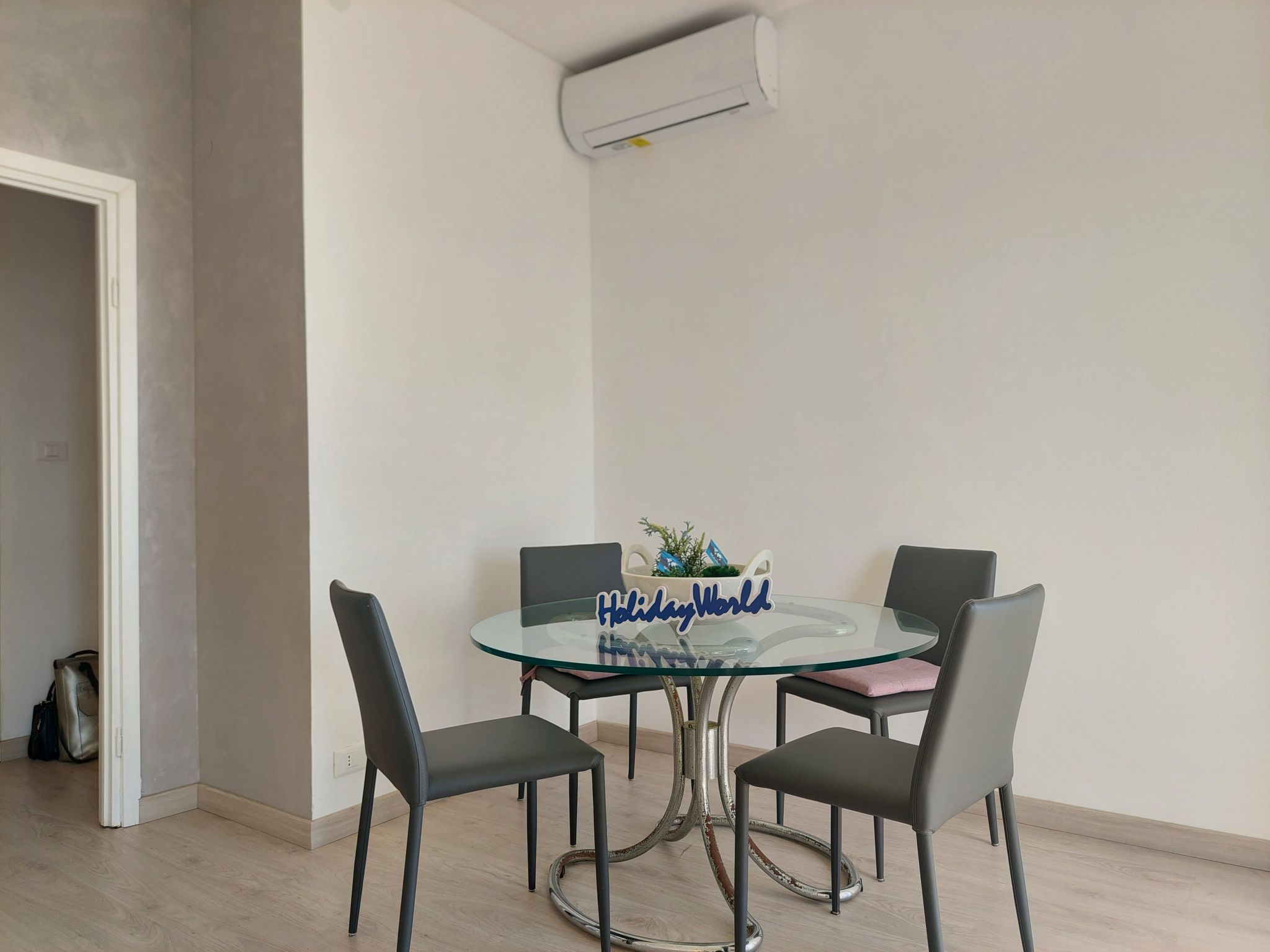 Seaside Heritage Retreat by Holiday World-Binnen