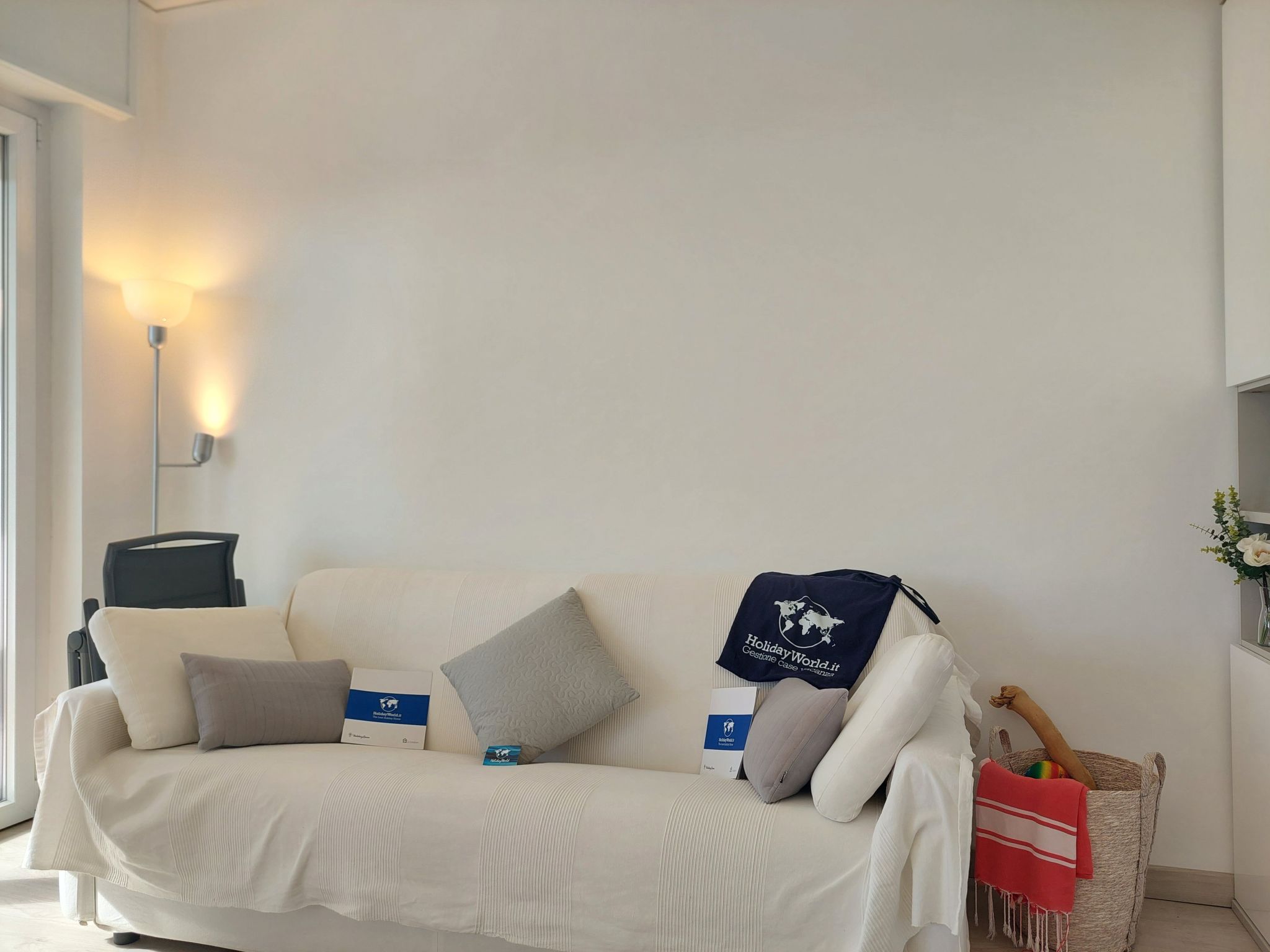 Seaside Heritage Retreat by Holiday World-Binnen