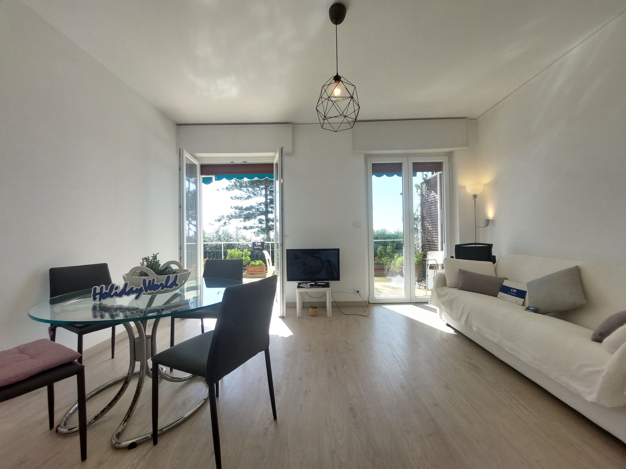 Seaside Heritage Retreat by Holiday World-Binnen