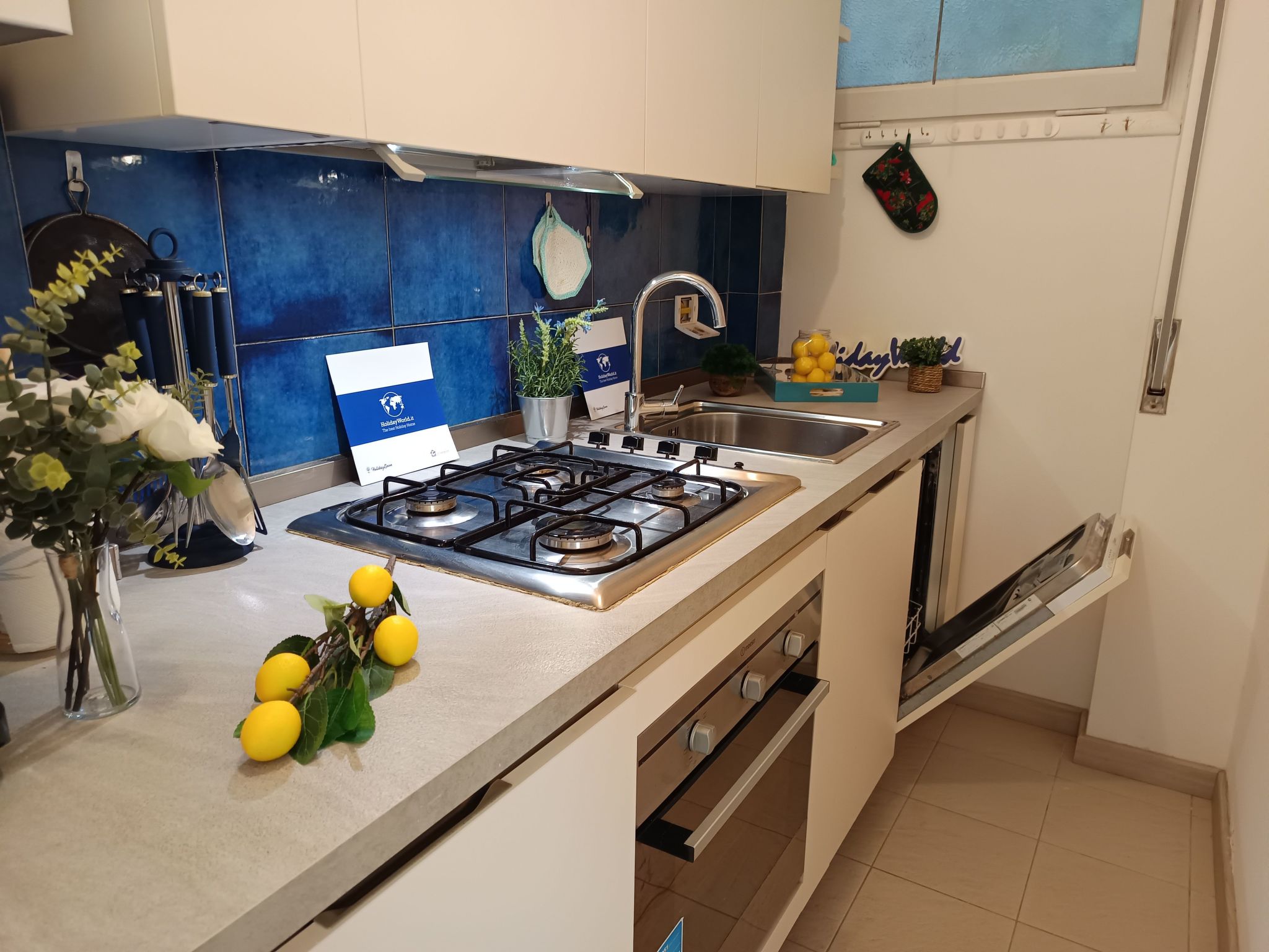 Seaside Heritage Retreat by Holiday World-Binnen