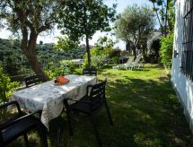 Komfortable Ferienwohnung in Cervo mit Garten