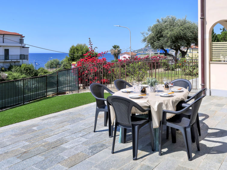 Aan zee: Zonnig appartement Riva Mare in het centrum van Riva Ligure in Riva Ligure