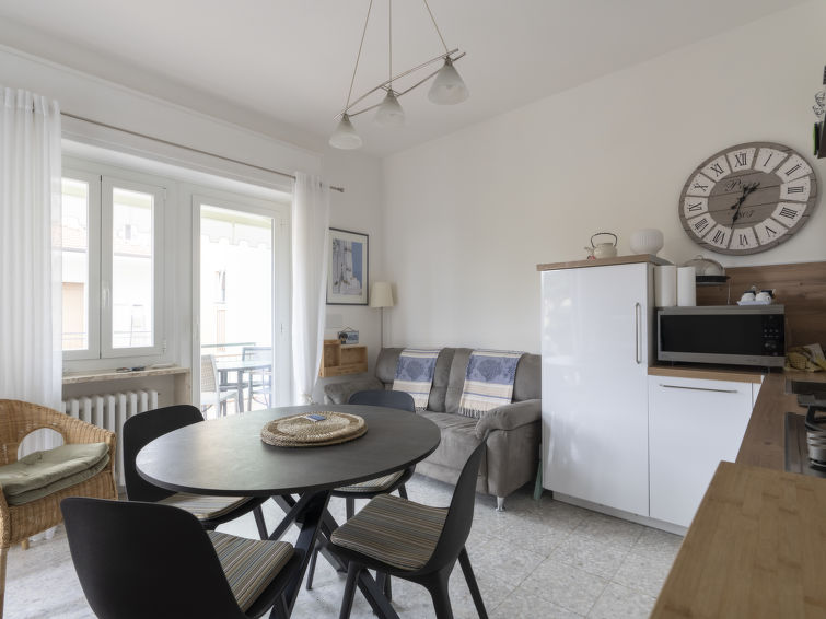 "Epine", appartement 3-kamers 75 m2 op de 1e verdieping. Modern en smaakvol ingericht: woon-/eetkamer met TV. Uitgang naar het balkon. 1 2-pers. kamer. Uitgang naar het balkon. 1 kamer met 2 bedden (9..