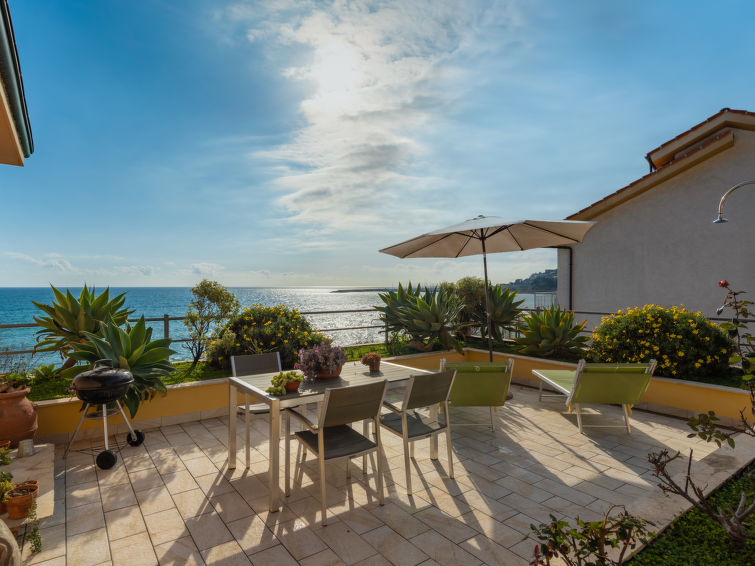 Vrijstaand vakantiehuis met zeezicht in Santo Stefano al Mare in Santo Stefano al Mare