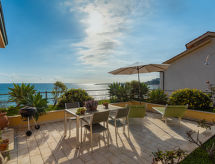 Vrijstaand vakantiehuis met zeezicht in Santo Stefano al Mare - thumbnail 1