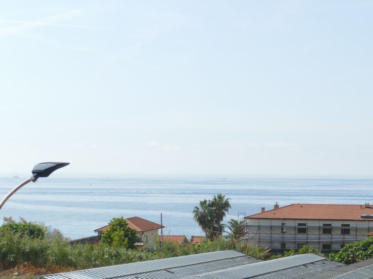 Aan zee: Zonnig appartement met zeezicht in Santo Stefano al Mare in Santo Stefano al Mare