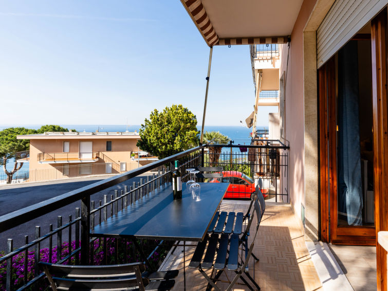 Op 500 m van zee: appartement met zeezicht in Santo Stefano al Mare in Santo Stefano al Mare