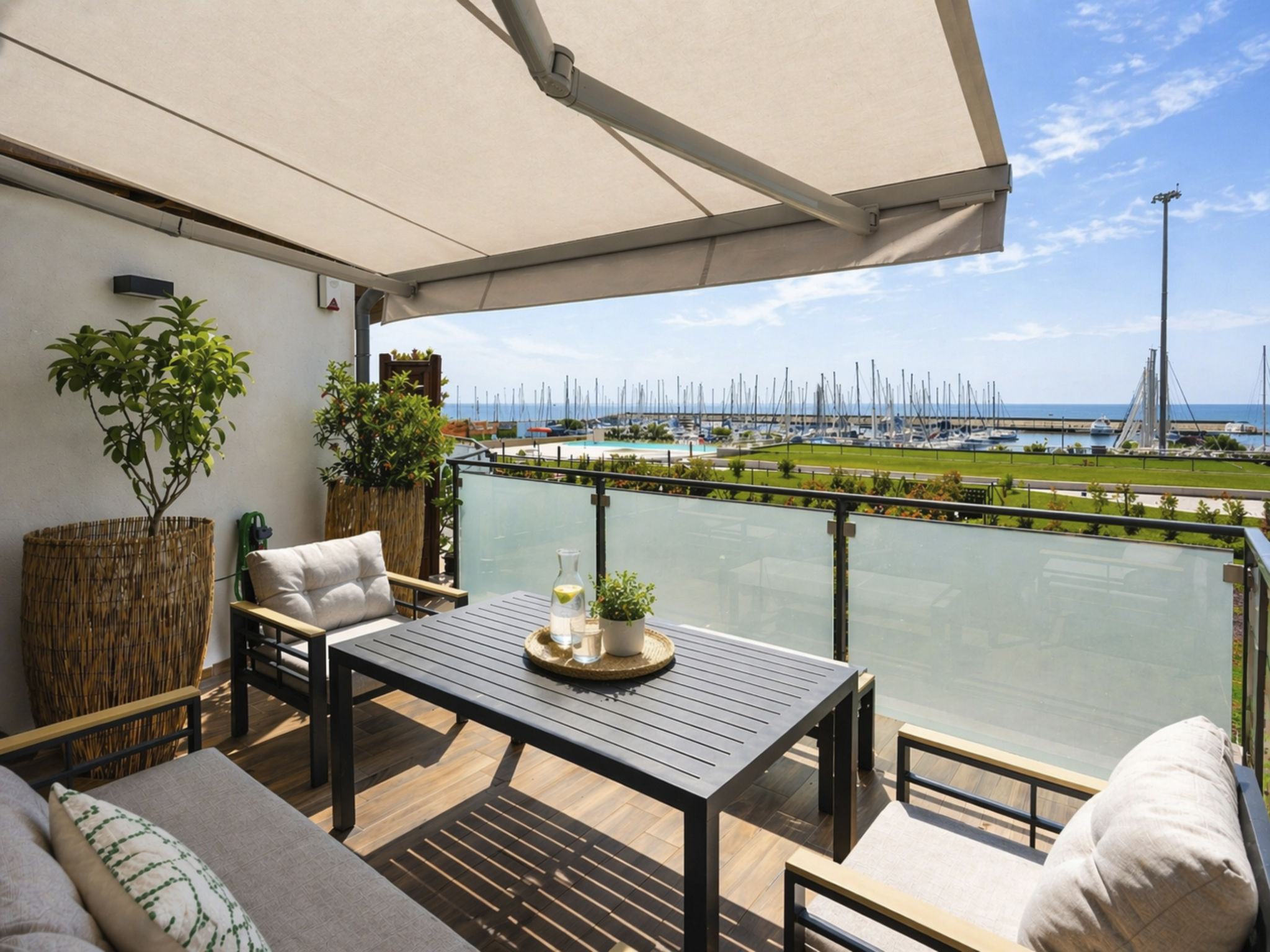 "Entre Bateau et Mer", appartement 2-kamers 60 m2 op de 1e verdieping. Zeer modern en smaakvol ingericht: woon-/eetkamer met 1 divanbed (140 cm, lengte 200 cm), TV. Uitgang naar het terras. 1 kamer me..