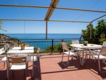 La Terrazza: Knus appartement met zeezicht nabij strand en centrum - thumbnail 1