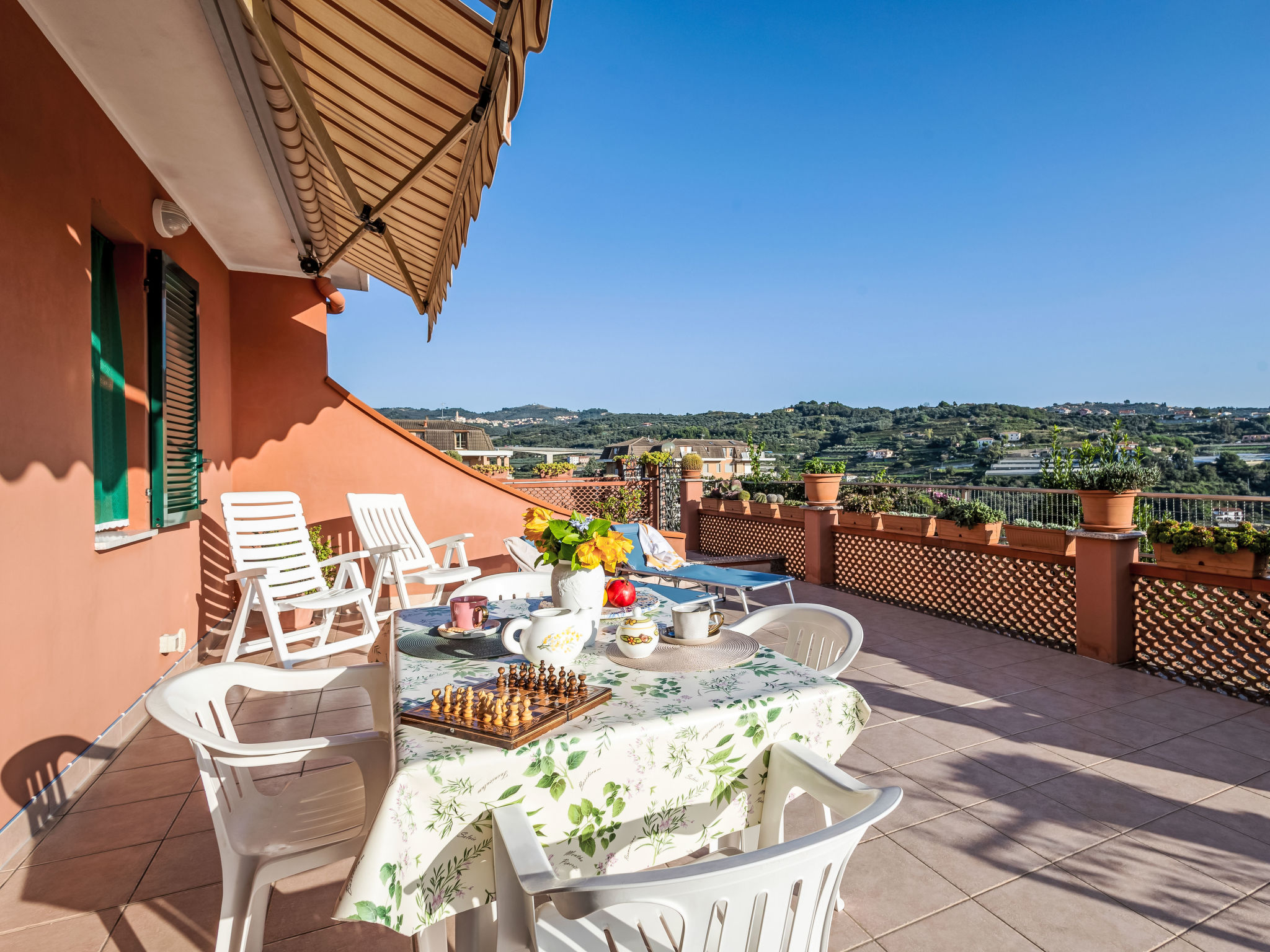 "Iolanda", 3-Zimmer-Wohnung 85 m2, im Erdgeschoss. Hell, zweckmässig und gemütlich eingerichtet: 2 Zimmer, jedes Zimmer mit 1 Doppelbett (1 x 160 cm, Länge 200 cm). Ausgang zur Terrasse. Wohn-/Schl..