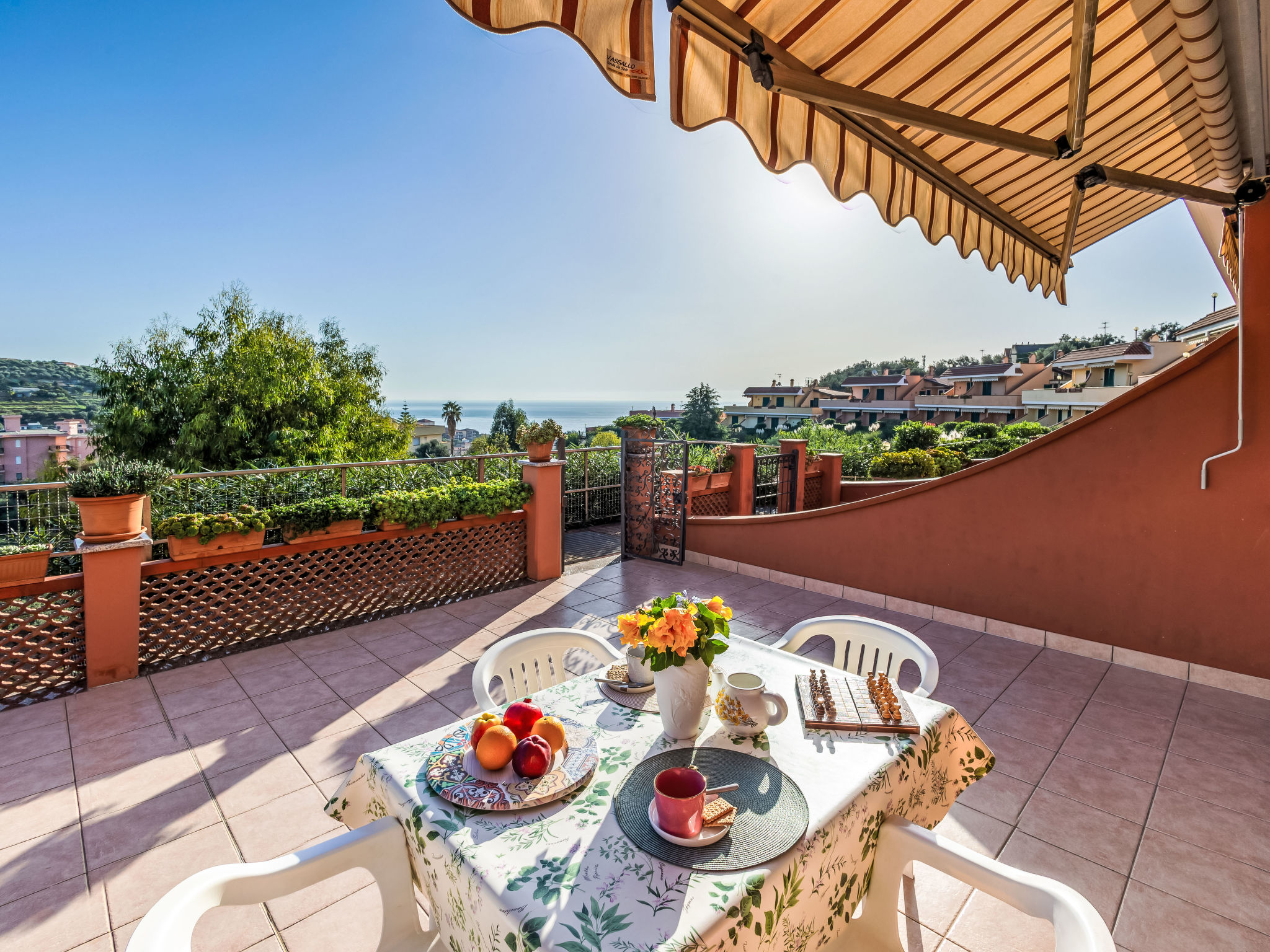 "Iolanda", 3-Zimmer-Wohnung 85 m2, im Erdgeschoss. Hell, zweckmässig und gemütlich eingerichtet: 2 Zimmer, jedes Zimmer mit 1 Doppelbett (1 x 160 cm, Länge 200 cm). Ausgang zur Terrasse. Wohn-/Schl..