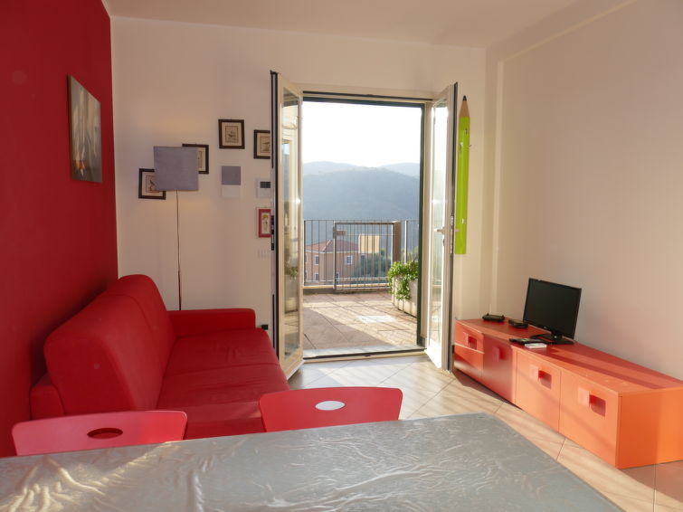 "Antica Torre", appartement 2-kamers 50 m2 op de 1e verdieping. Smaakvol en gezellig ingericht: woon-/eetkamer met 1 divanbed (160 cm, lengte 200 cm), TV. Uitgang naar het balkon. 1 2-pers. kamer. Uit..
