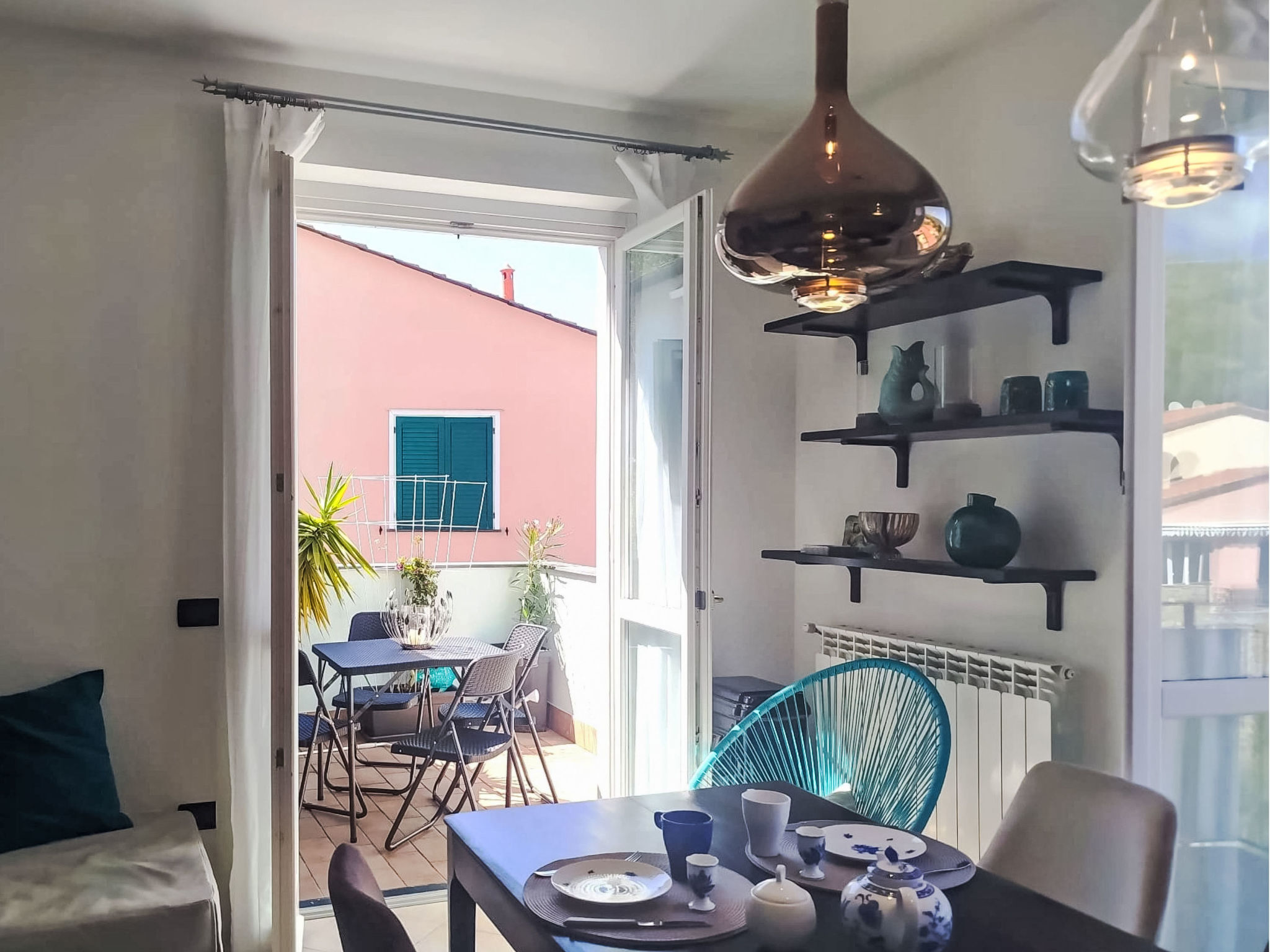 "Melba", appartement 2-kamers 75 m2. Woonkamer met 1 bed (80 cm, lengte 200 cm). 1 kamer met 1 2-pers bed (160 cm, lengte 200 cm). Open keuken (oven, afwasmachine, broodrooster, waterkoker, elektrisch..