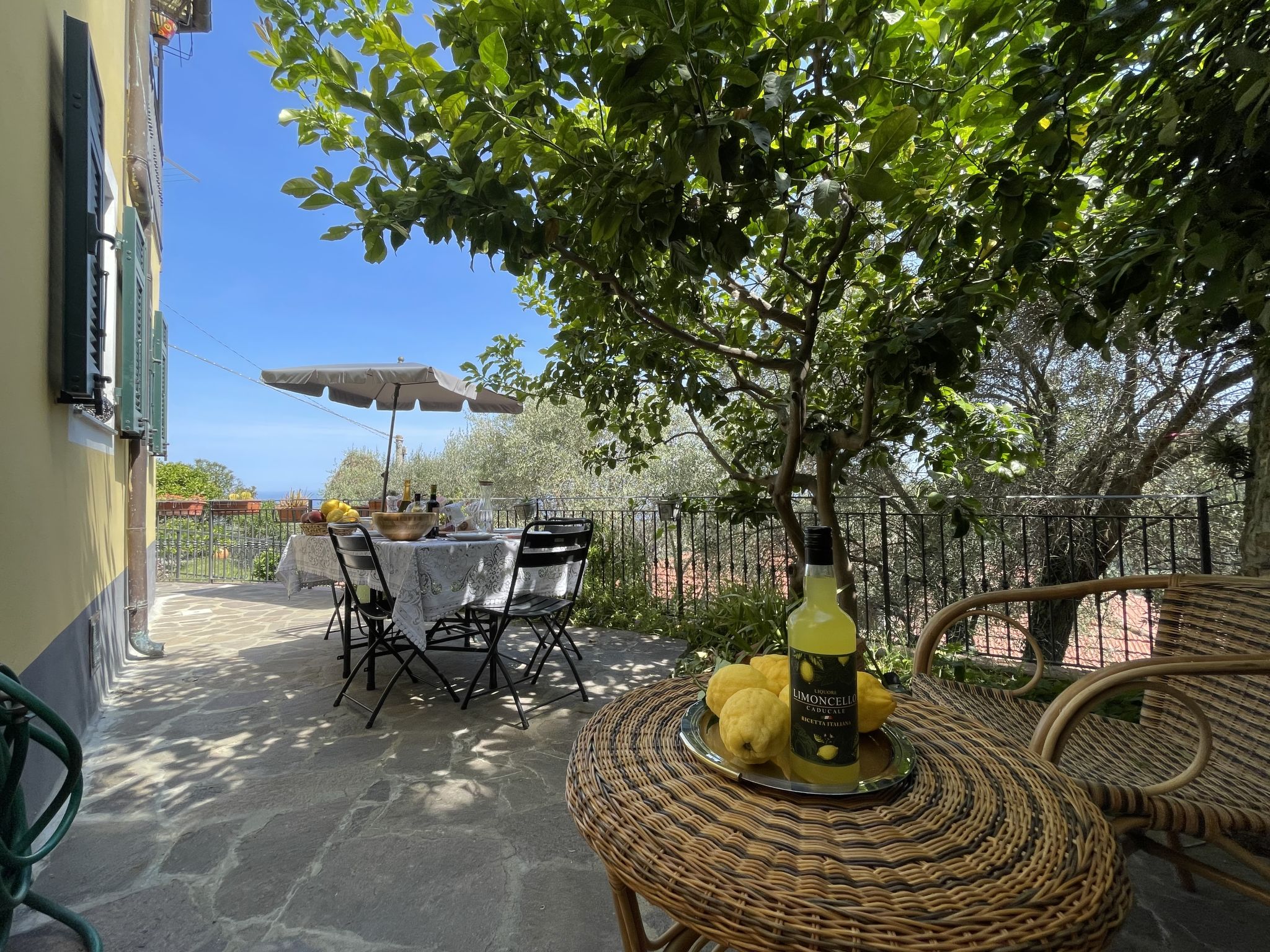 Appartement 3-kamers 64 m2, op de begane grond. Comfortabel en smaakvol ingericht: 1 kamer met 1 2-pers bed (1 x 160 cm, lengte 200 cm). 1 kamer met 3 bedden (80 cm). Uitgang naar de tuin. Keuken (ove..