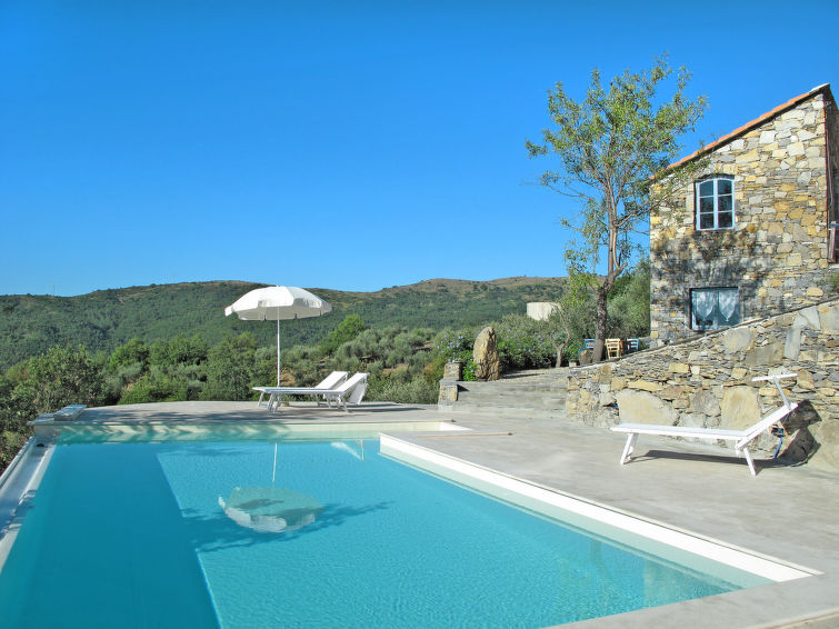 Vakantiehuis met open haard en privézwembad in Pietrabruna in Pietrabruna