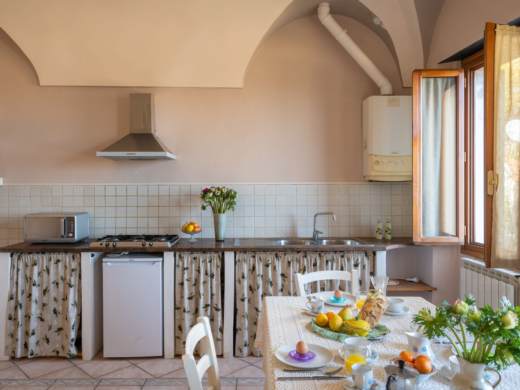 "Le Volte (PTB190)", appartement 2-kamers 70 m2 op de 1e verdieping. Licht, gerenoveerd, doelmatig ingericht: Bovenverdieping: (trap zonder leuning) woon-/slaapkamer met 1 2-pers divanbed (140 cm), op..