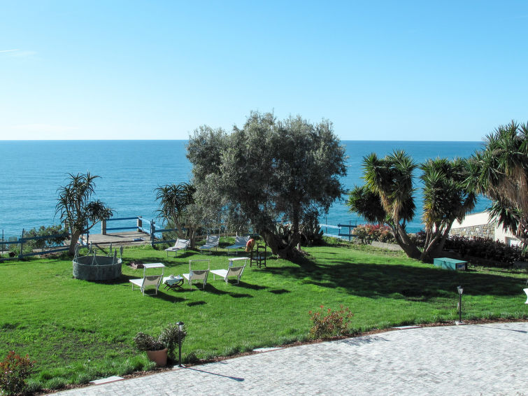 Aan zee: Zonnig appartement met zeezicht in San Lorenzo al Mare in San Lorenzo al Mare