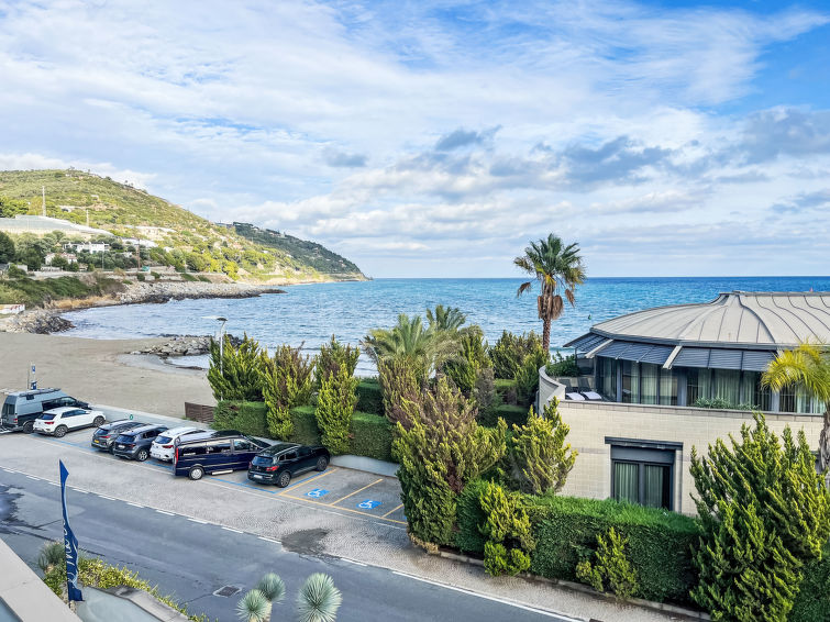 Zeezicht en direct aan zee: Modern appartement in San Lorenzo al Mare in San Lorenzo al Mare