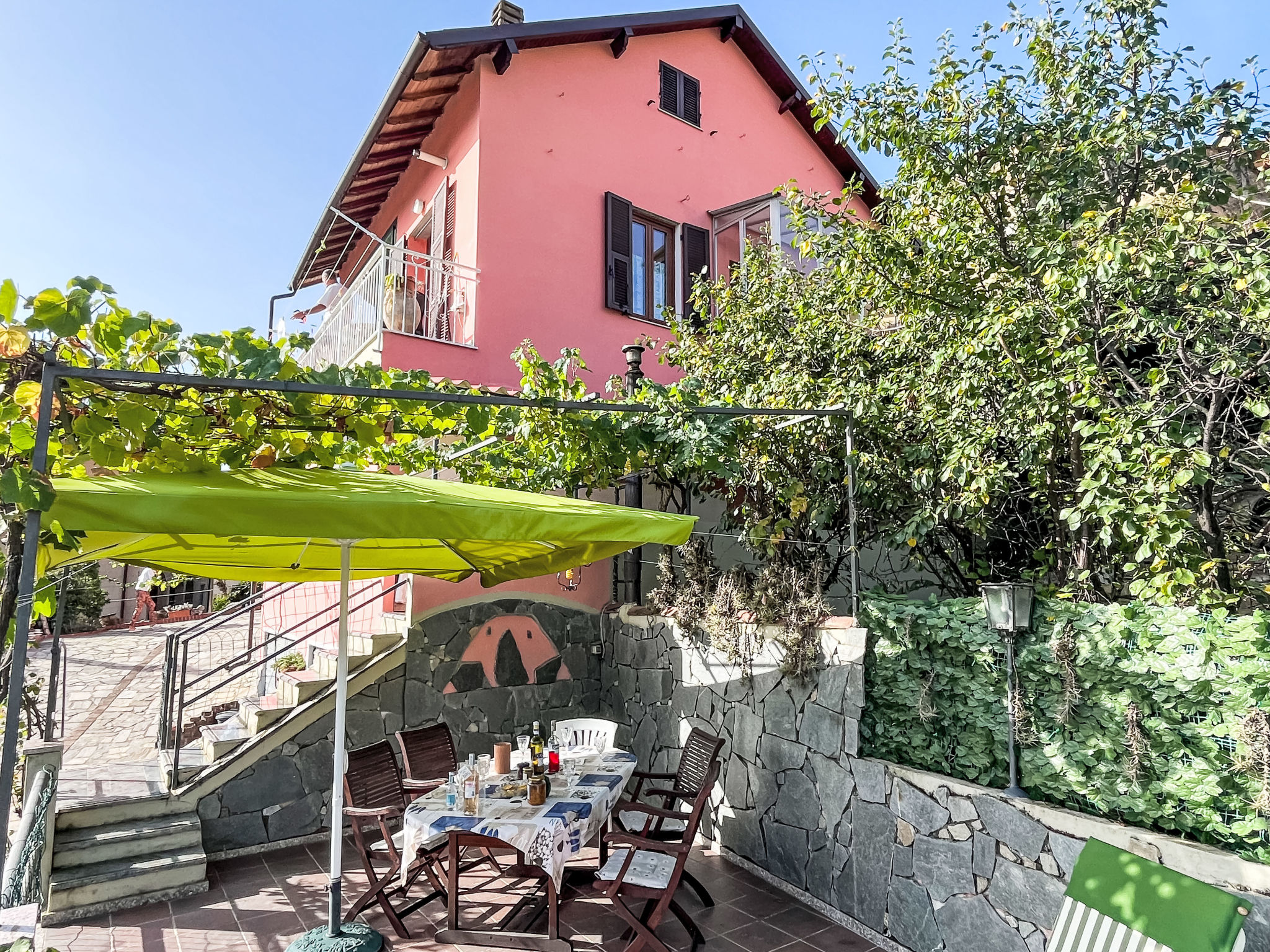 "Giuliano", appartement 4-kamers 90 m2, op verhoogde begane grond. Rustiek en gezellig ingericht: woonkamer met TV. 2 2-pers. kamers. 1 kamer met 2 bedden (80 cm, lengte 190 cm). Groot woonkeuken (ove..