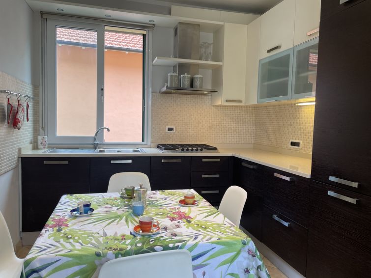 "Casa Oneglia", appartement 3-kamers 75 m2 op 2 verdiepingen. Mooi en gezellig ingericht: 1 2-pers. kamer. 1 kamer met 1 x 2 stapelbedden. Uitgang naar het balkon. Woon-/slaapkamer met 1 2-pers divanb..