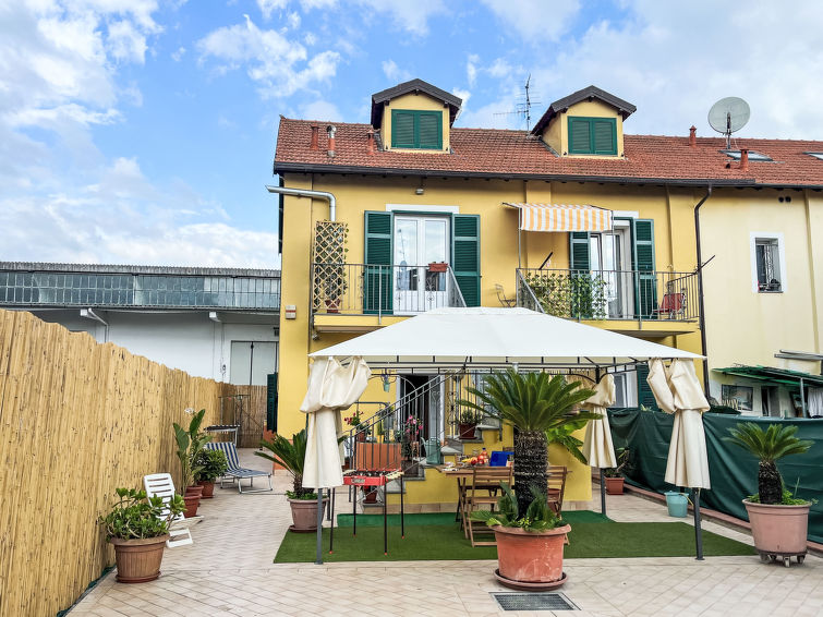 Zonnig appartement Tra Mare e Collina in Imperia in Imperia