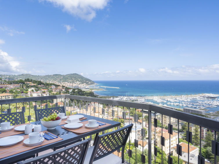 Centraal gelegen appartement in Imperia met zeezicht voor 5 personen in Imperia