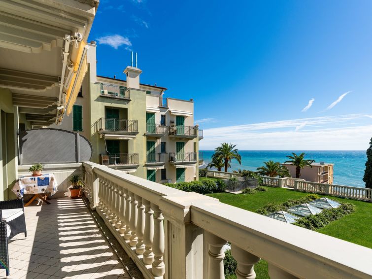 Op 1,0 km van zee: appartement met zeezicht in Imperia in Imperia
