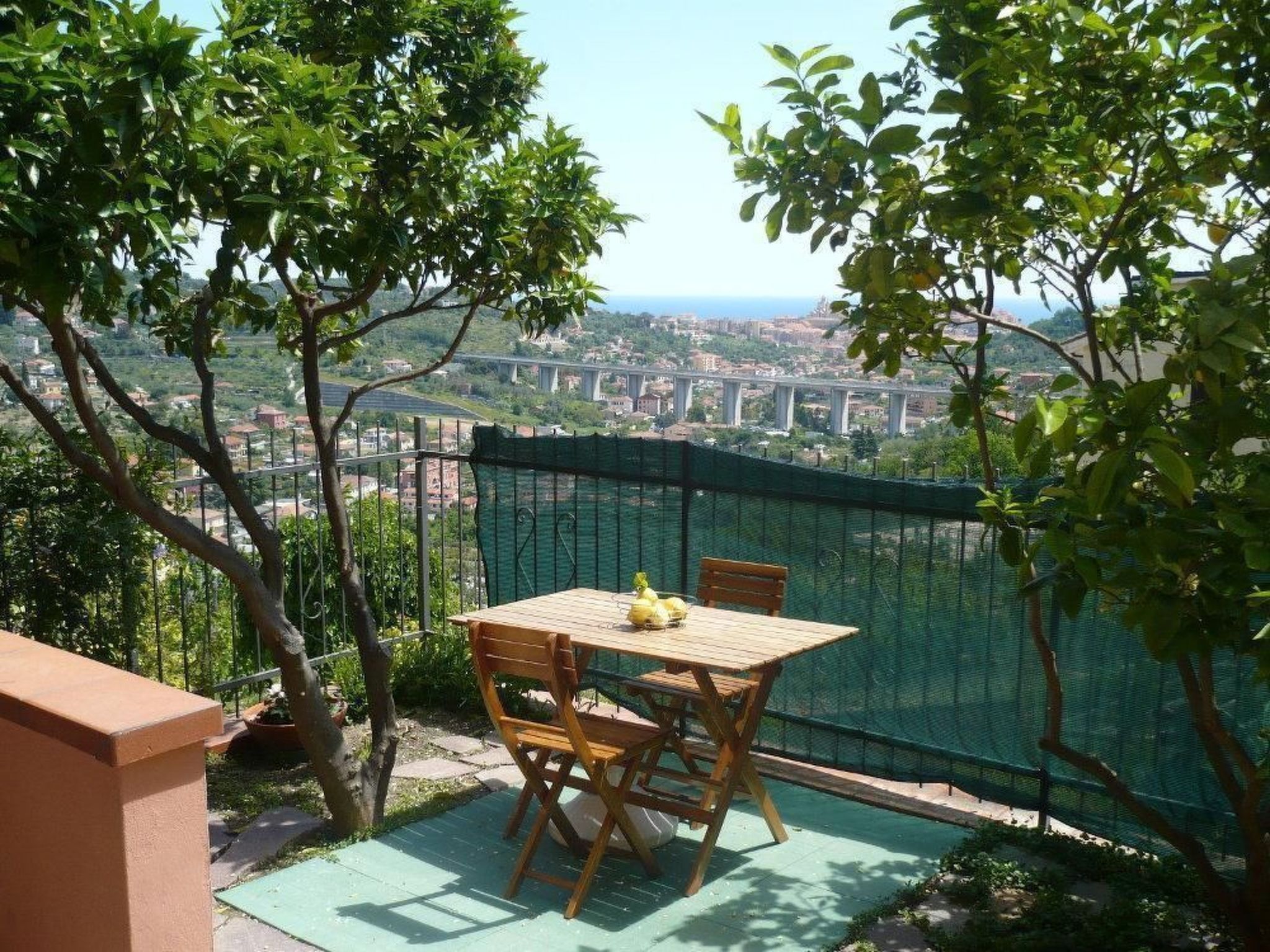 Zwei-Zimmer-Wohnung mit Meer- und Stadtblick