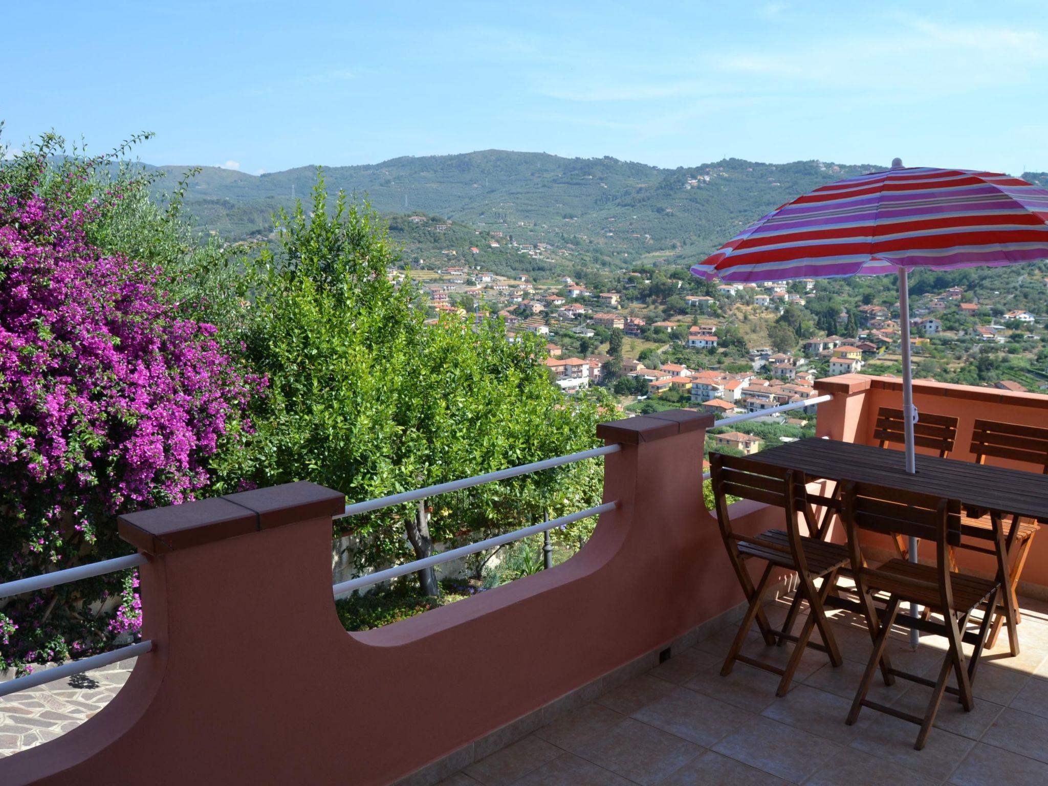 Zwei-Zimmer-Wohnung mit Meer- und Stadtblick-Buiten