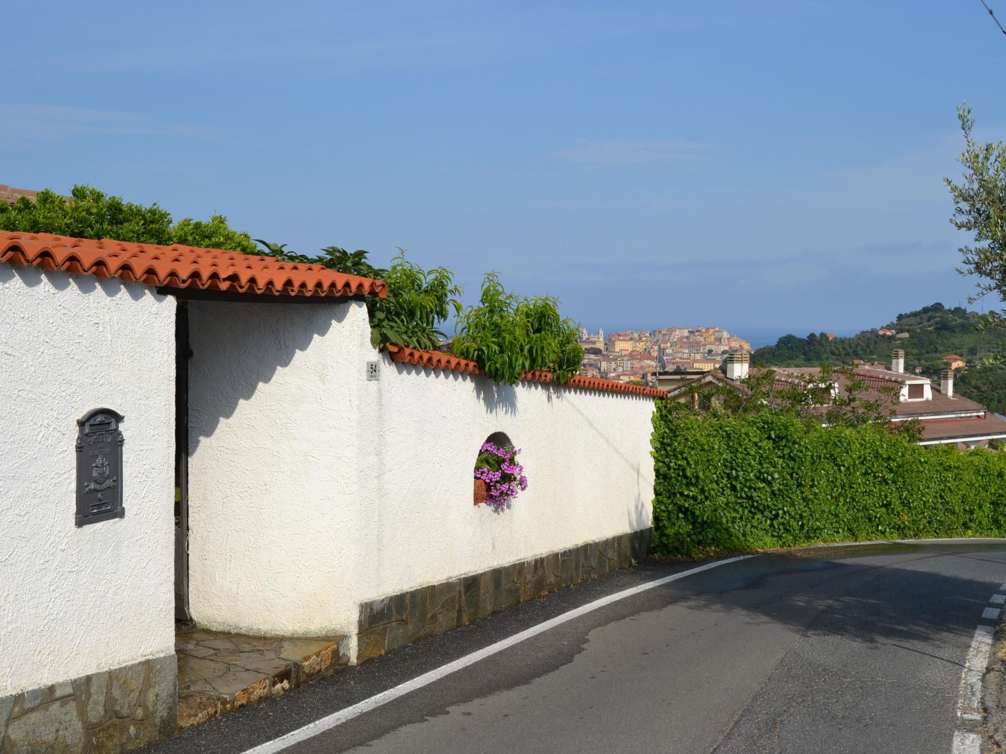 Zwei-Zimmer-Wohnung mit Meer- und Stadtblick-Buiten
