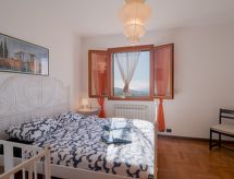 Vrijstaande bungalow met privézwembad op slechts 7 meter van zee in Imperia - thumbnail 4