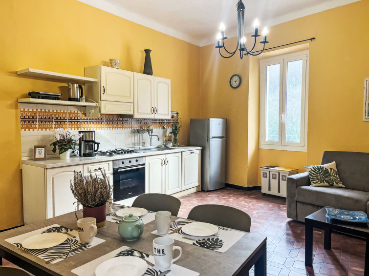 "Giove", appartement 2-kamers 50 m2, op verhoogde begane grond. Ruim en licht, gerenoveerd in 2024, smaakvol en gezellig ingericht: woon-/slaapkamer met 1 2-pers divanbed (1 x 160 cm, lengte 200 cm), ..
