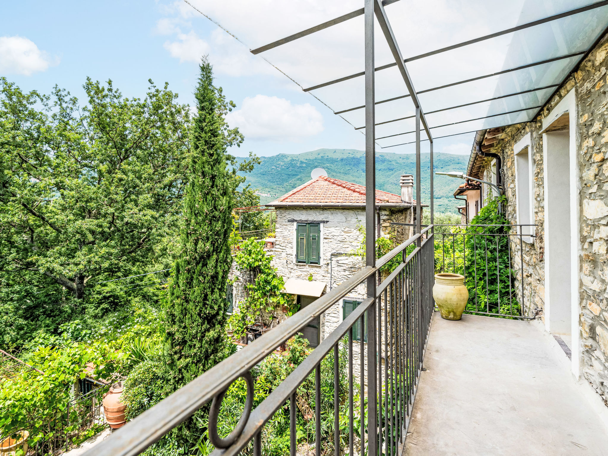 Ma Maison-Buiten