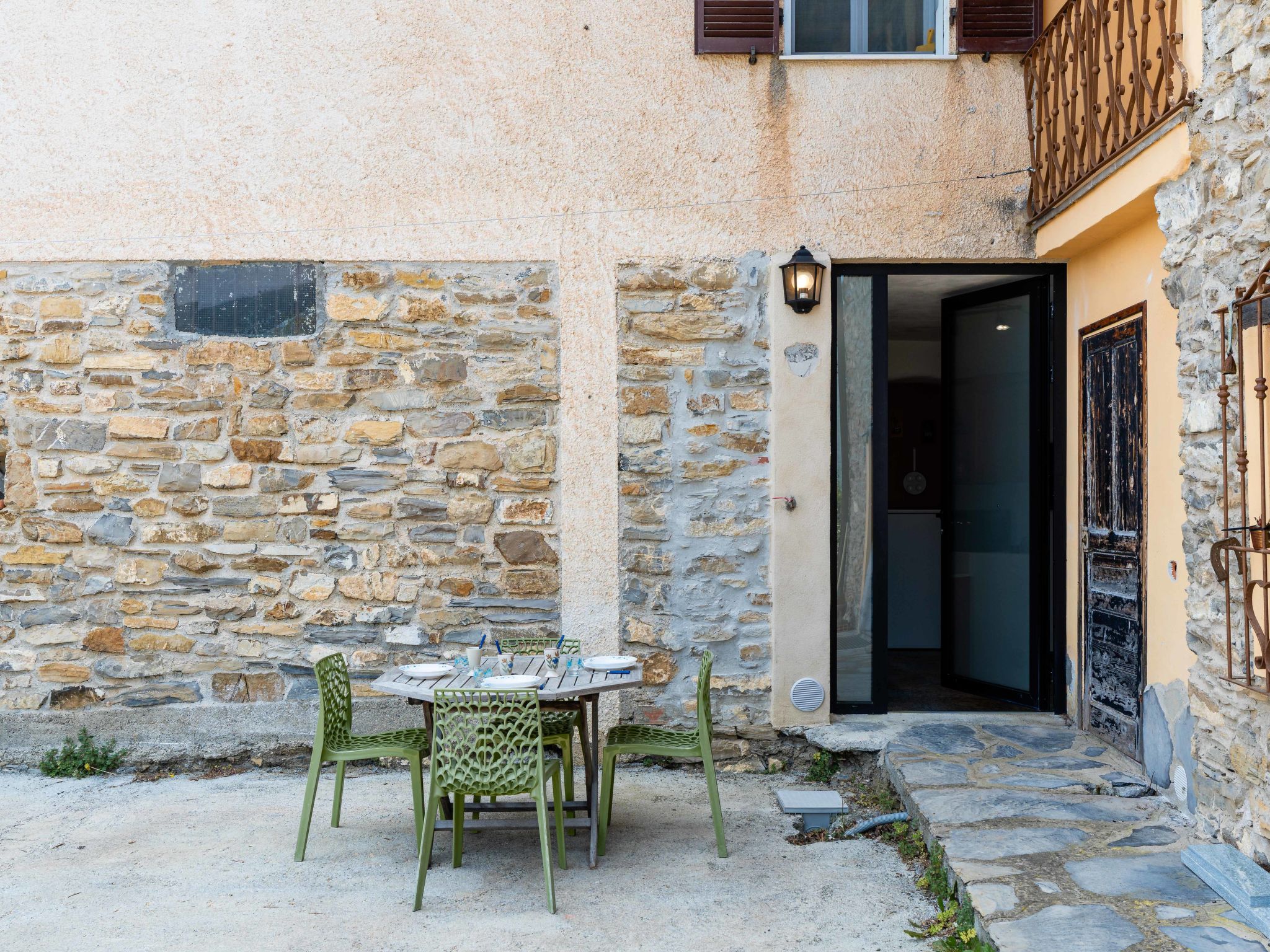 Mon Bonheur-Outside