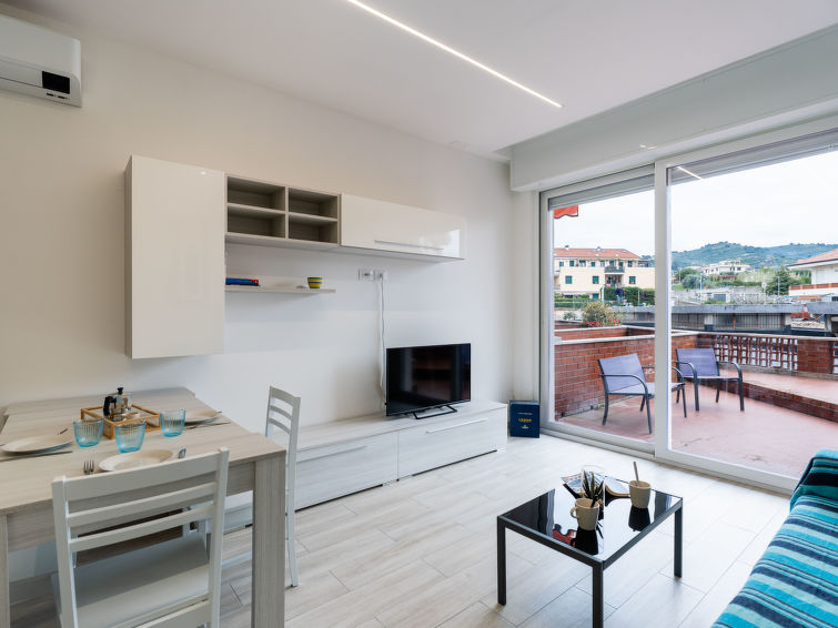 "Diano Center Manuela", appartement 2-kamers 50 m2 op de 1e verdieping. Licht, gerenoveerd in 2023, doelmatig en modern ingericht: woon-/eetkamer met 1 2-pers divanbed (160 cm, lengte 200 cm), TV. Uit..