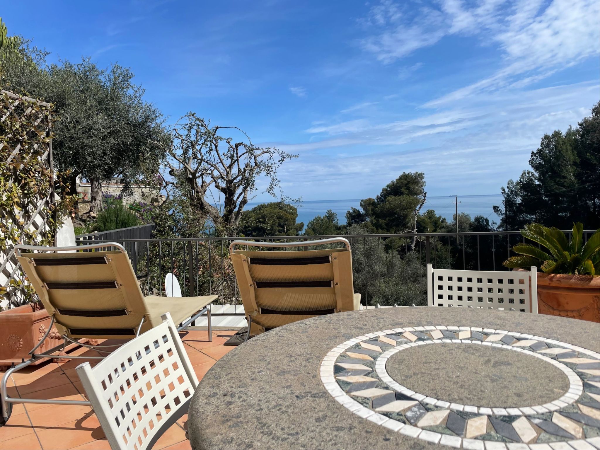 Junges Haus' Wohnung mit Wasserblick