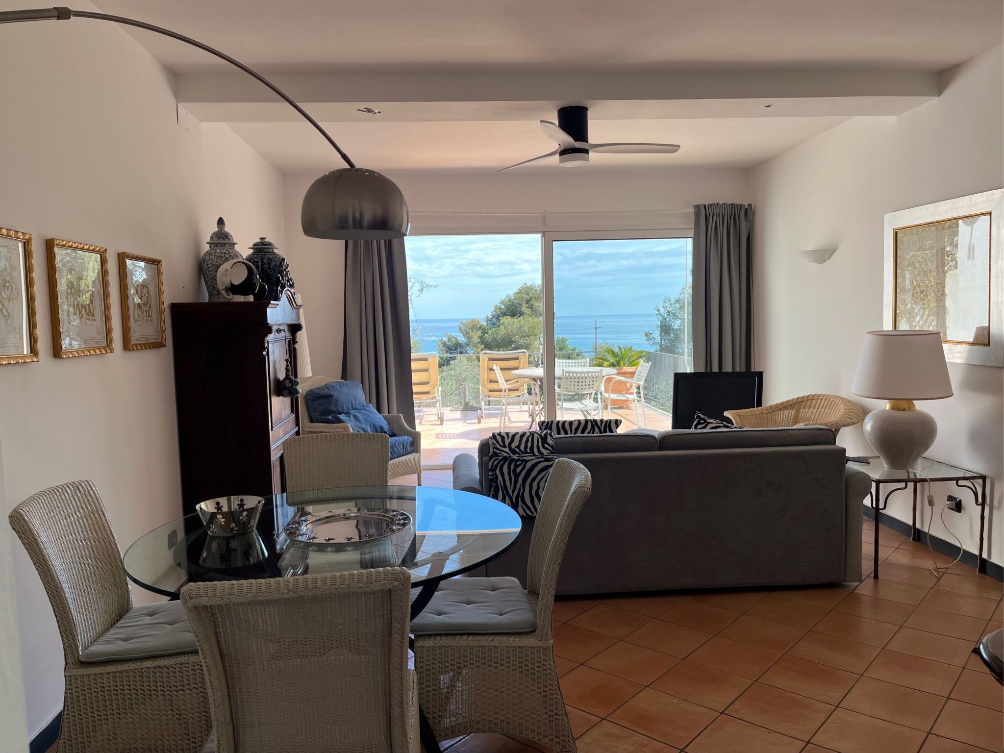 Junges Haus' Wohnung mit Wasserblick-Inside