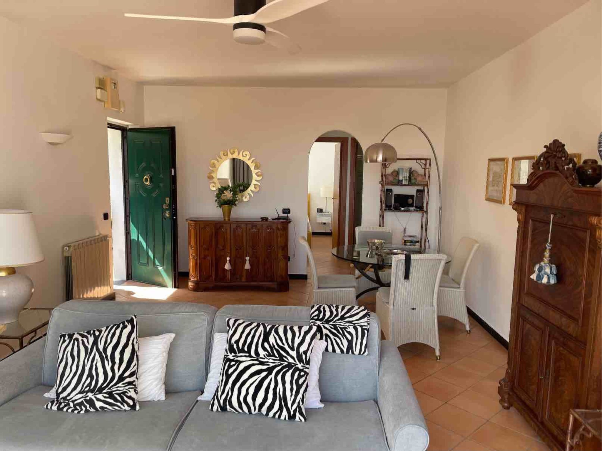 Junges Haus' Wohnung mit Wasserblick-Inside