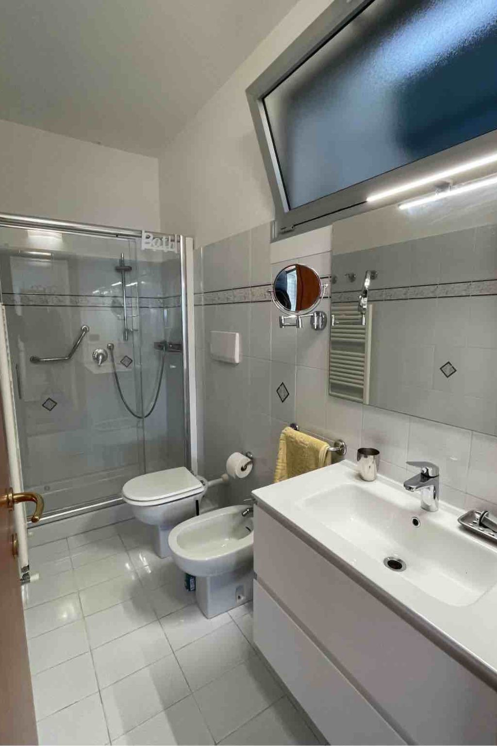 Junges Haus' Wohnung mit Wasserblick-Inside