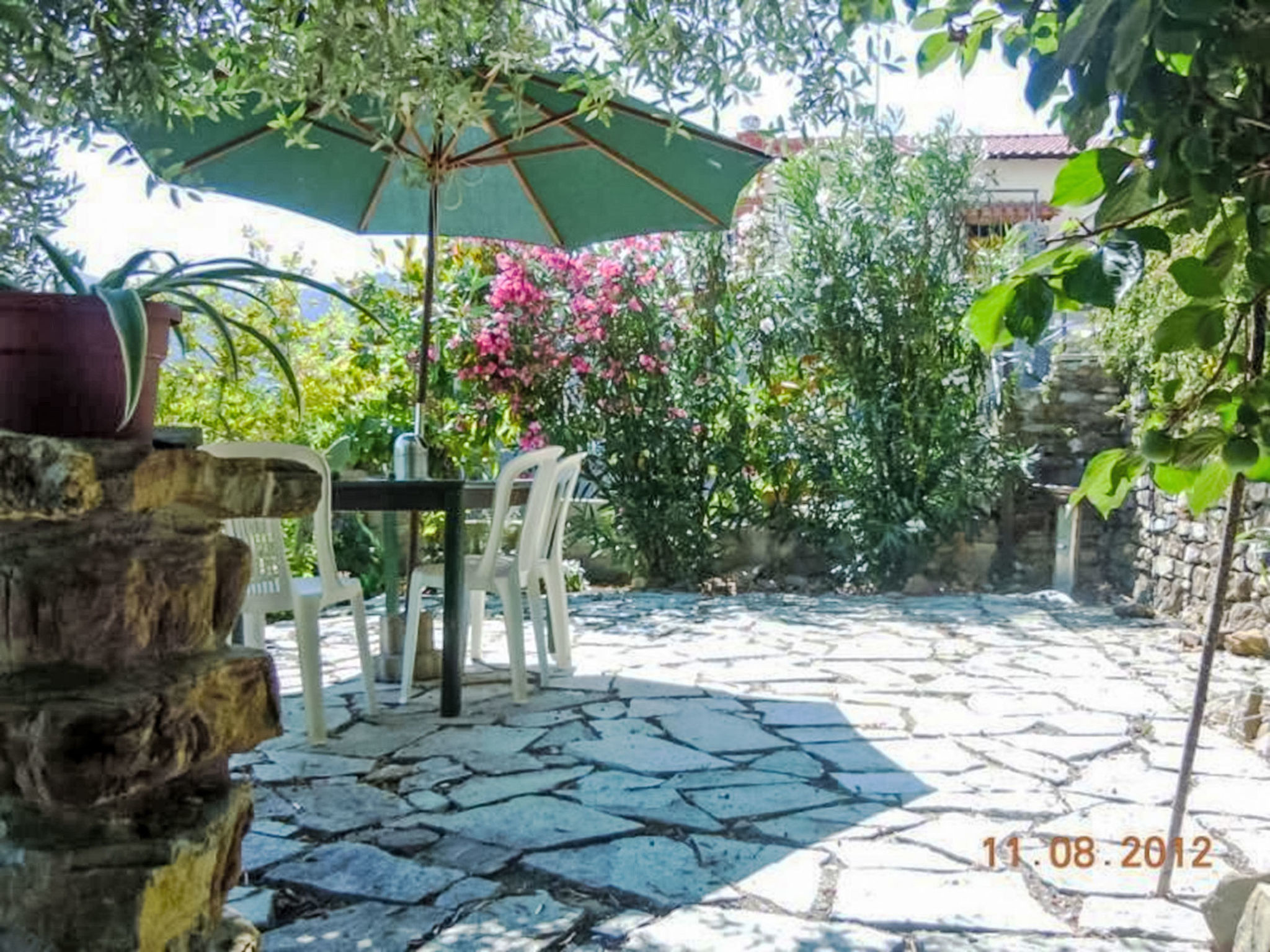 Schönes Ferienhaus mit Garten und Whirlpool - Buiten