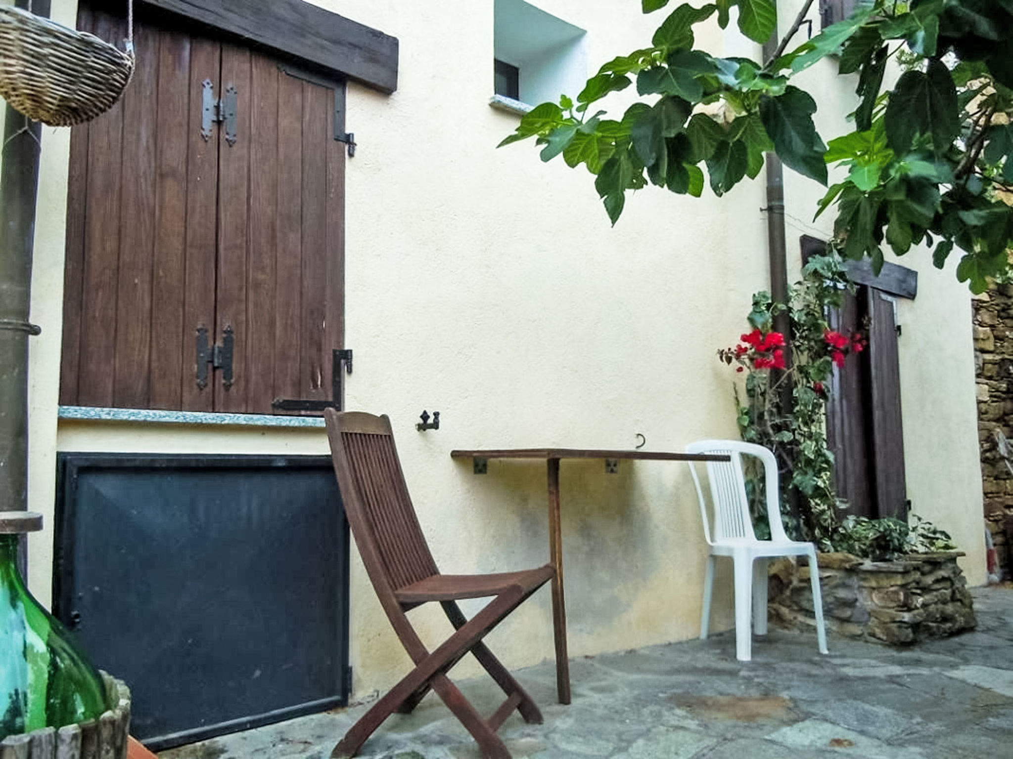 Schönes Ferienhaus mit Garten und Whirlpool - Buiten