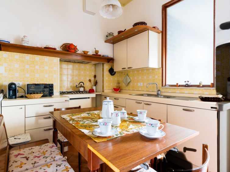 "Casa del Capitano", appartement 4-kamers 140 m2 op de 1e verdieping. Zeer smaakvol en gezellig ingericht: woon-/eetkamer. 1 2-pers. kamer. Uitgang naar het balkon. 1 kamer met 2 x 1 stapelbedden (90 ..