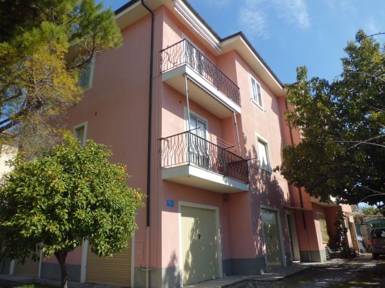5-persoons appartement in San Bartolomeo al Mare met open haard in San Bartolomeo al Mare