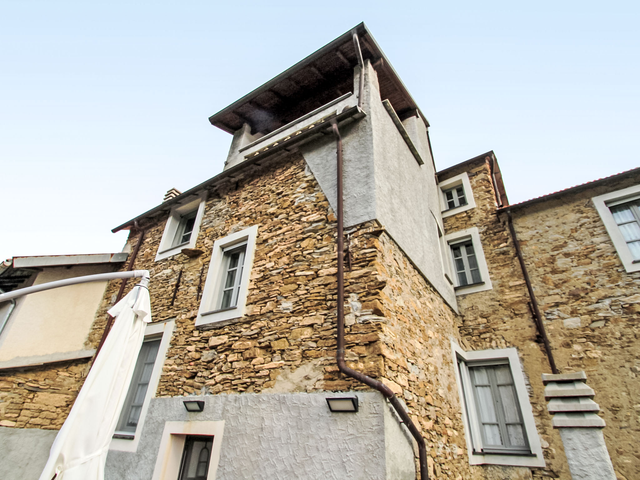 Appartement 4-kamers 75 m2 op 2 verdiepingen op de 2e verdieping. Mooi ingericht: 2 douche/bidet/WC's. Boiler (80 liter). Bovenverdieping: 1 2-pers. kamer. 1 kamer met 1 bed. Woonkamer met 1 divanbed...