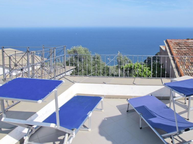 Vakantiehuis met open haard en zeezicht in Marina di Andora in Marina di Andora